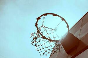 panier de basket en bois au coucher du soleil photo