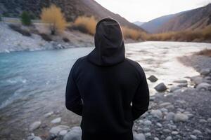 génératif ai contenu, une homme dans une noir sweat-shirt dans la nature. retour maquette pour logo, T-shirt conception photo