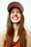 magnifique femme dans une casquette modèle large sourire fermé yeux à la mode vêtements photo