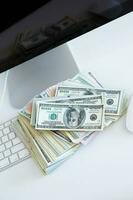 dollar factures sur le blanc ordinateur clavier photo