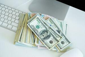 dollar factures sur le blanc ordinateur clavier photo