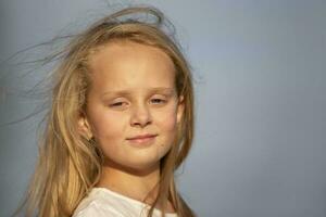 peu blond fille avec longue cheveux contre le ciel. photo