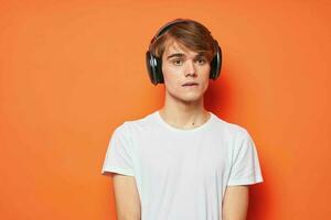 gars dans une blanc T-shirt avec une manette dans le sien mains divertissement Jeux La technologie photo