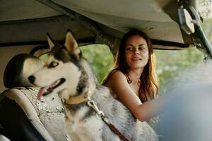 femme et sa rauque chien Heureusement en voyageant dans voiture sourire avec les dents l'automne marcher avec animal de compagnie, Voyage avec chien ami photo