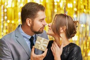 couple avec or cadeau sur Nouveau année ou Noël fête photo