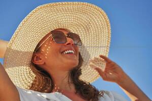 image de Jeune femme dans chapeau plus de bleu ciel photo