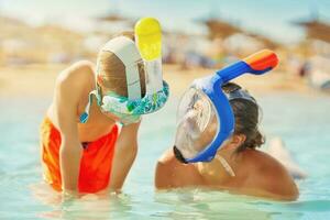 image de le mère et fils dans l'eau dans plongée en apnée masque photo