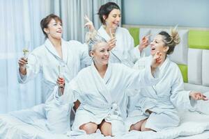 les filles avec du vin à spa fête dans le Hôtel photo