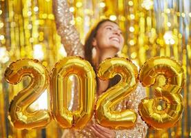 femmes à Nouveau année fête avec or des ballons photo