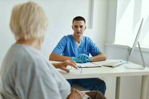 personnes âgées femme patient parlant à médecin diagnostic photo