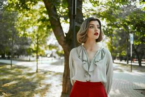 femme dans le parc marcher en plein air Frais air loisir photo