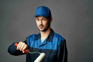 une homme dans une travail uniforme une peintre rénovation de un appartement décoration travail photo