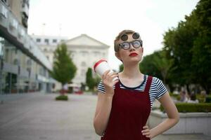 femme en plein air marcher vacances verre avec boisson mode de vie photo