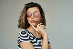 jolie femme avec des lunettes tondu vue charme photo