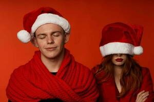 homme et femme dans Nouveau années vêtements Noël vacances isolé Contexte photo
