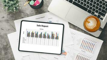 tablette avec graphiques et rapports sur le lieu de travail de bureau. vue de dessus mise à plat photo
