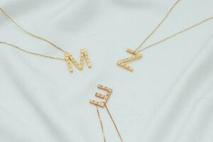 magnifique or lettre personnage Collier bijoux photo