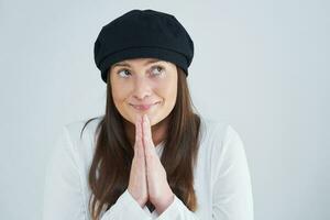 isolé image de brunette femme sur blanc Contexte portant chapeau photo