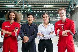 portrait de sur de soi gestionnaires et auto mécanicien équipe permanent avec bras franchi dans une réparation garage, voiture réparation et entretien concepts photo