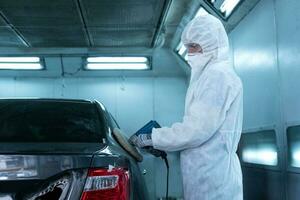 mécanicien homme travaux avec broyage outil. ponçage de voiture éléments. garage La peinture voiture un service réparation et entretien photo