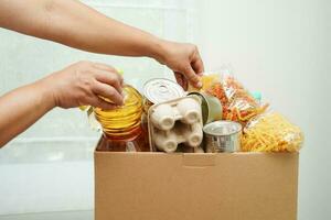 denrées alimentaires dans une boîte de dons pour les volontaires pour aider les gens. photo