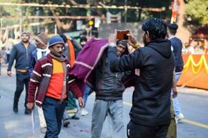 new delhi, inde - 16 janvier 2023 - des milliers de personnes se sont rassemblées lors du road show du premier ministre narendra modi bjp, des personnes lors du grand rassemblement électoral pm modi dans la capitale photo