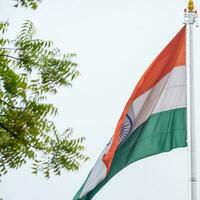 drapeau indien flottant, drapeau indien le jour de l'indépendance et le jour de la république de l'inde, agitant le drapeau indien, har ghar tiranga photo