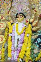 déesse durga avec un look traditionnel en vue rapprochée à une durga puja de kolkata du sud, idole de durga puja, un plus grand festival hindou de navratri en inde photo