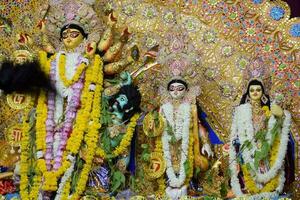 déesse durga avec un look traditionnel en vue rapprochée à une durga puja de kolkata du sud, idole de durga puja, un plus grand festival hindou de navratri en inde photo