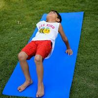 asiatique intelligent enfant Faire yoga pose dans le société parc Extérieur, enfants yoga pose. le peu garçon Faire yoga et méditation exercer. photo