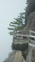 le vieux rochers vue sur le montagnes photo