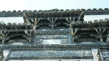 le vieux chinois maison sculpté avec le magnifique pierre sculptures dans le campagne village de le Chine photo