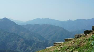 le magnifique montagnes vue de le Haut de le colline dans printemps photo