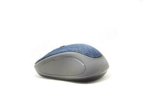 souris d'ordinateur bleue magnifiquement formée avec un design moderne et ergonomique et une ergonomie de souris sans fil sur un fond blanc séparé. photo