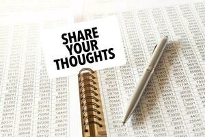texte partager votre pensées sur papier carte, stylo, financier Documentation sur table photo
