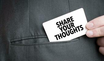 carte avec partager votre pensées texte dans poche de homme d'affaire costume. investissement et les décisions affaires concept. photo