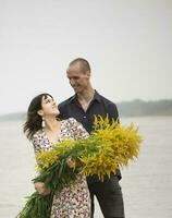 romantique Jeune couple dans l'amour sur le plage photo