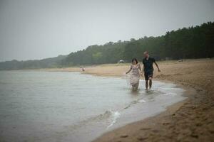 romantique Jeune couple dans l'amour sur le plage photo