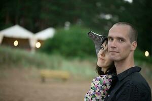 romantique Jeune couple dans l'amour sur le plage photo