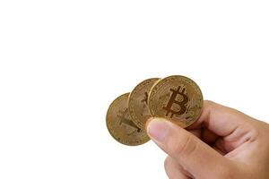 proche en haut de main en portant bitcoin isolé sur blanc Contexte. crypto-monnaie commerce concept photo