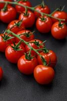 délicieux Frais Cerise tomates sur une brindille avec épices et herbes photo