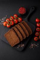délicieux Frais marron pain avec céréales et des graines tranché sur une en bois Coupe planche photo