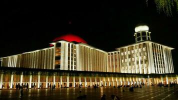 istiqlal mosquée à nuit photo