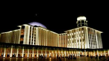 istiqlal mosquée à nuit photo