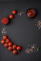 vide noir texture tableau, Cerise tomates sur une brindille, épices, sel et herbes photo