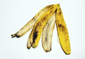 écorce de banane sur fond blanc photo