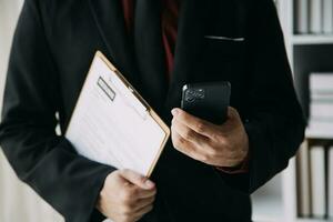 homme d'affaire ou emploi chercheur la revue le sien reprendre sur le sien bureau avant envoyer à découverte une Nouveau emploi avec stylo, cravate, des lunettes et numérique tablette. photo