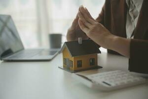 agent de courtage immobilier présentant et consultant le client pour la prise de décision signant un accord de formulaire d'assurance, modèle d'achat et de vente de maison, concernant l'offre de prêt hypothécaire et l'assurance habitation photo