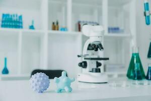 microscope avec laboratoire verrerie, science laboratoire recherche et développement concept photo