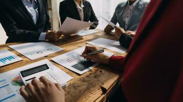 réflexion collaboration et réussi Partenariat une analyse par Jeune affaires asiatique gens travail dans un Bureau espace de travail photo